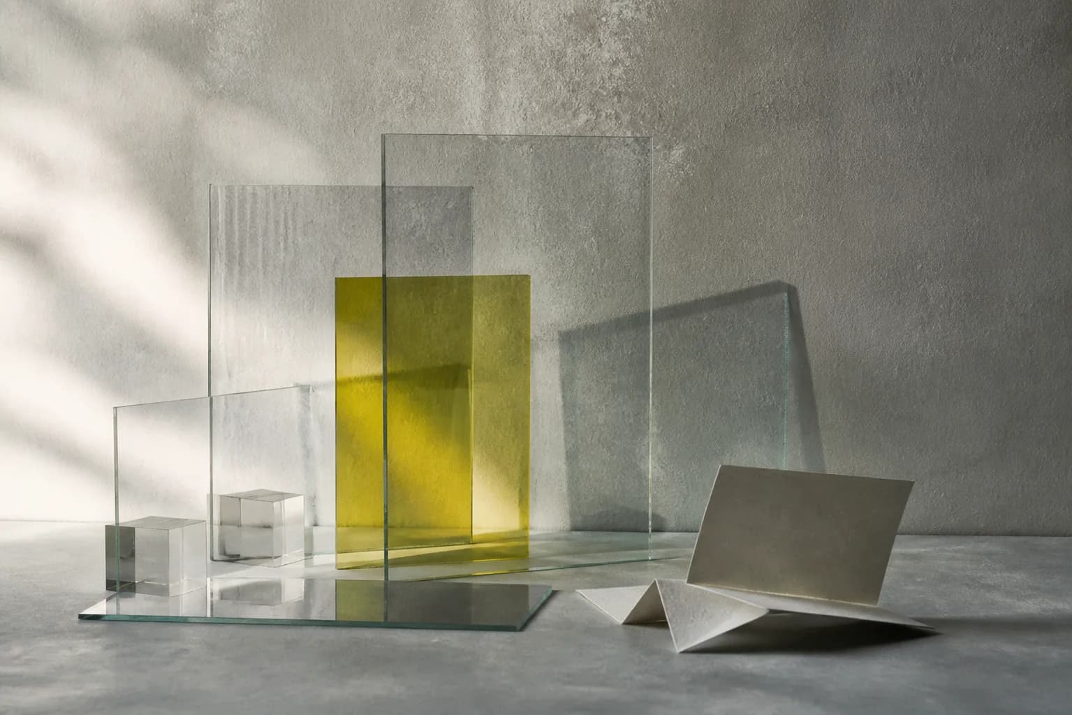 Capas de cristal translúcido que se cruzan bajo una luz suave